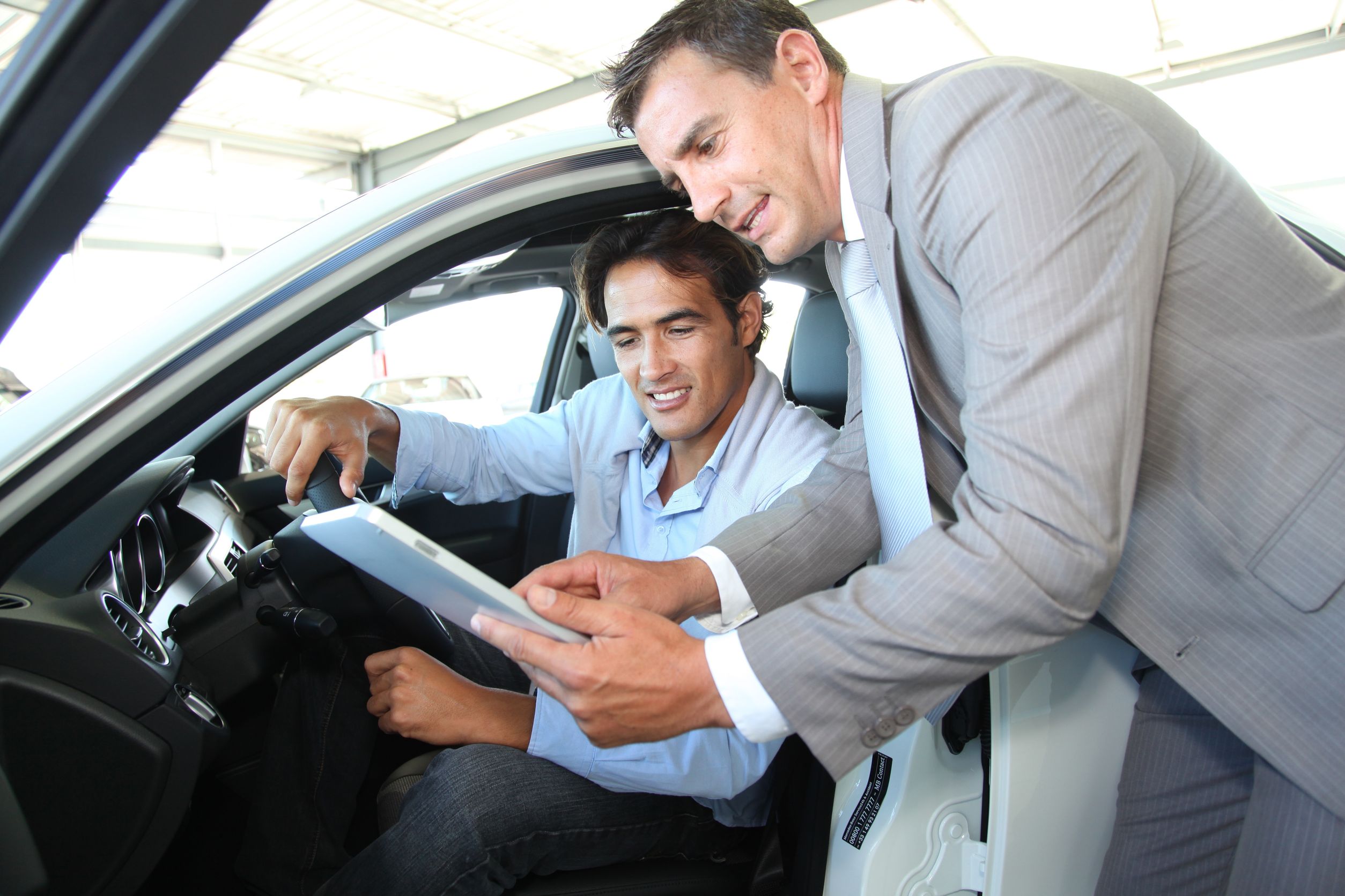 Differences Between a Minivan and Compact SUV